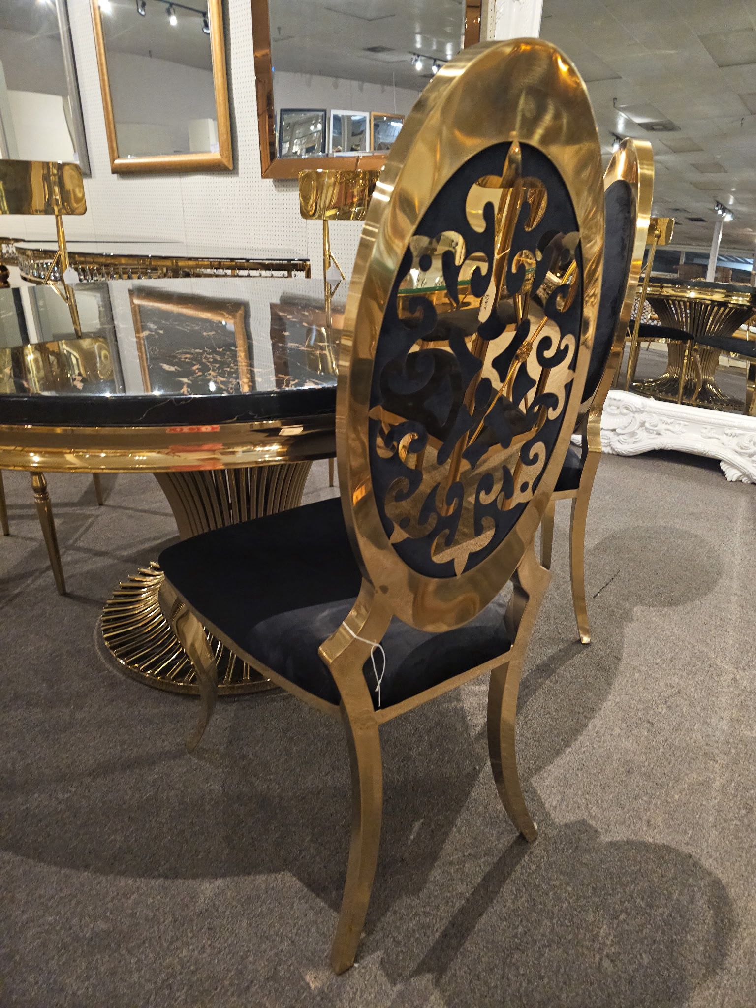 05C901GBV / Gold / Black Chair Image