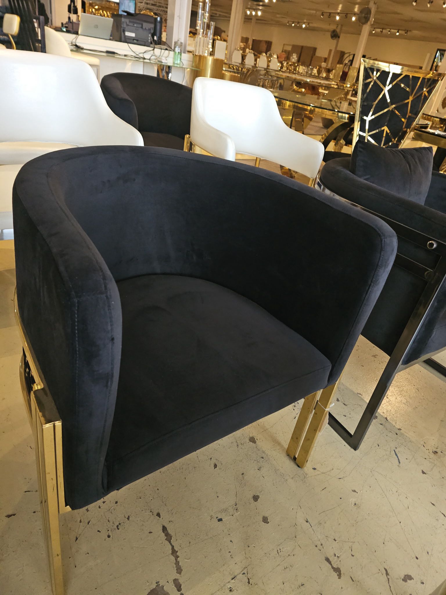 05CFC-03GBV / Gold and black chair Image